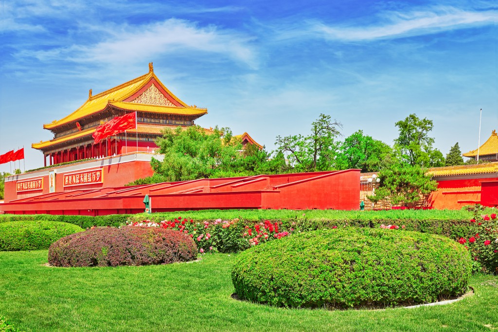 Tiananmen Square and Gate of Heavenly Peace- the entrance to the Palace Museum in Beijing (Gugun).